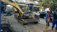 Foto: Sejumlah pekerja Palyja sibuk menutupi lubang bekas galian evakuasi. Fotografer: Muhammad Fida Ul Haq