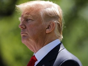 Donald Trump Serang Amazon