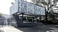 Micro Library Bandung. Berlokasi di Jl. Bima No.103, Arjuna, Cicendo, Kota Bandung. Perpustakaan ini menyabet juara dalam public vote dan jury award di Architizer A+ Awards. Konsep arsitekturnya yang unik tentu membuat Micro Library Bandung ini menjadi salah satu tempat anak muda untuk mengerjakan tugas ataupun sekadar berkumpul dan berswafoto. Istimewa/ArchDaily.