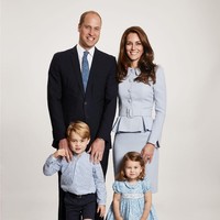 Inilah potret keluarga bahagia Pangeran William dan Kate Middleton. Putri Charlotte dan kakaknya, Pangeran George, kompak berbusana biru seperti ayah dan ibunya. (Getty Images)