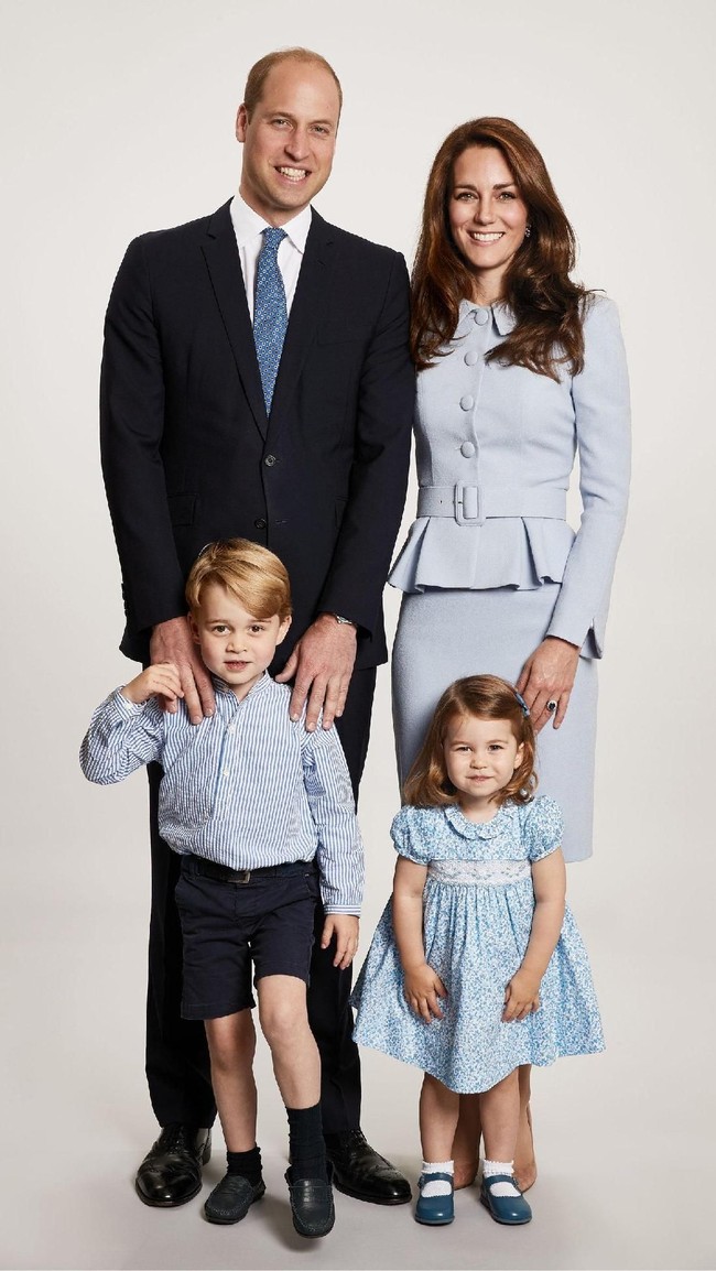 Inilah potret keluarga bahagia Pangeran William dan Kate Middleton. Putri Charlotte dan kakaknya, Pangeran George, kompak berbusana biru seperti ayah dan ibunya. (Getty Images)