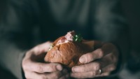 Barista Parlor tidak hanya menyediakan beragam kopi saja, menu sandwich juga lengkap. Selain itu, ada juga beragam cake dan roti biskuit  untuk menemani pengunjung menikmati kopi hangat. Foto: Istimewa
