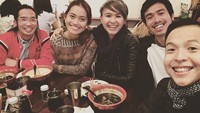 Bertemu dengan teman-teman. Meira dan Ernest berkumpul sambil menikmati ramen. Wah, kira-kira lagi ada dimana ya mereka? Foto: Instagram @ernestprakasa