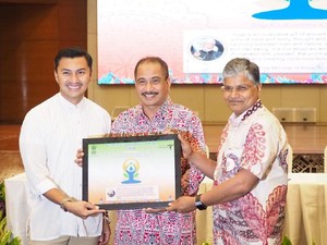 Menarik Turis India dengan Yoga