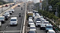 Pengendara sepeda motor menerobos Jalan Layang Non Tol (JLNT) Casablanca.