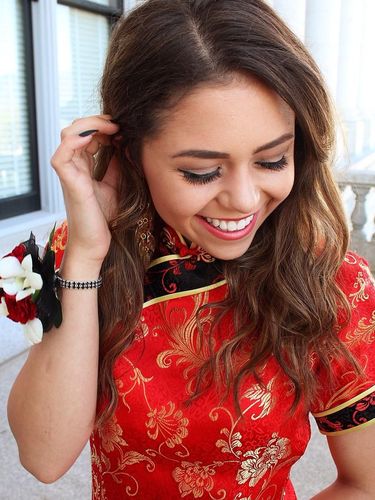 Pakai Baju Khas China ke Prom Night, Remaja Cantik Ini Di-bully Netizen