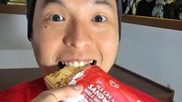 Mengaku doyan es krim. Ayah dua anak ini terlihat sedang mencicip es krim yang diapit oleh dua lembar biskuit tebal. Yummy. Foto: Instagram @ernestprakasa