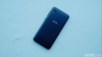 Zenfone Life L1 ditenagai Snapdragon 425 dan RAM 2 GB. (Foto: detikINET/Adi Fida Rahman)