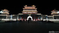 Gerbang ini dilengkapi dengan 2 menara di kanan dan kirinya. Semuanya dihiasi dengan lampu yang membuatnya makin menarik (Wahyu/detikTravel)