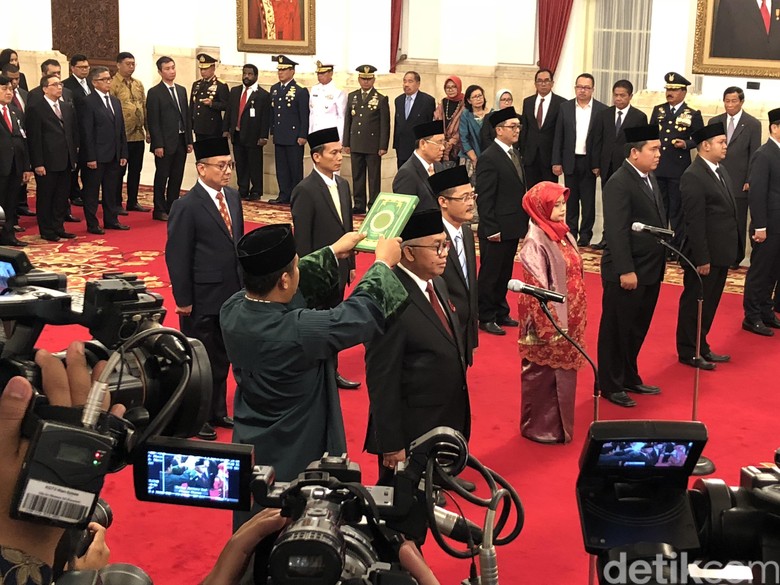 Jokowi Lantik Salman Al Farisi Jadi Dubes Afrika Selatan Jokowi Lantik Salman Al Farisi Jadi Dubes Afrika Selatan