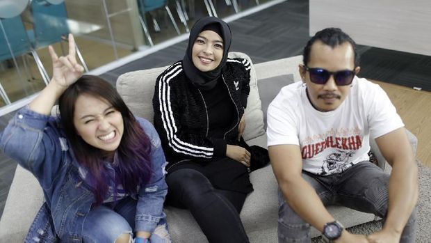 Gaya Tantri dengan hijab bersama personel Kotak lainnya.