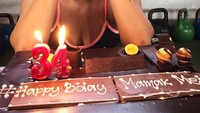 Kalau yang ini adalah saat ulang tahun sang istri yang ke 34. Kue cokelatnya sangat menggoda ya? Foto: Instagram @ernestprakasa