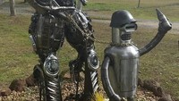 Kotak surat ini dimodifikasi jadi robot. Istimewa/Boredpanda.