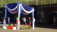 Mendikbud yang bertindak sebagai pembina upacara memakai baju adat Minang berwarna hijau dan dibalut kain berwarna merah. Fotografer: Zunita Amalia Putri/detikcom