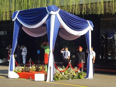 Potret Mendikbud Berbaju Adat Pimpin Upacara Hardiknas