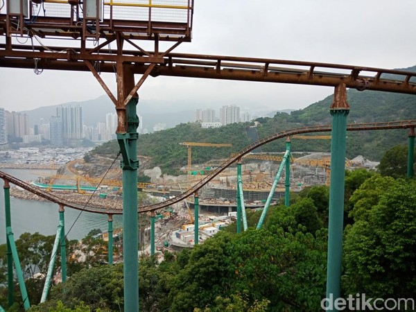 Setelah memakai headset VR, traveler seolah sedang berada di hutan belantara Ocean Park dan melewati berbagai rintangan mendebarkan. Tentunya adrenalin semakin terpacu karena roller coaster terus melaju kencang di jalur ini (Kanavino/detikTravel) Setelah memakai headset VR, traveler seolah sedang berada di hutan belantara Ocean Park dan melewati berbagai rintangan mendebarkan. Tentunya adrenalin semakin terpacu karena roller coaster terus melaju kencang di jalur ini (Kanavino/detikTravel)