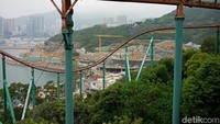 Setelah memakai headset VR, traveler seolah sedang berada di hutan belantara Ocean Park dan melewati berbagai rintangan mendebarkan. Tentunya adrenalin semakin terpacu karena roller coaster terus melaju kencang di jalur ini (Kanavino/detikTravel)