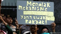 Mahasiswa menolak mekanisme student loan yang tidak memihak rakyat.