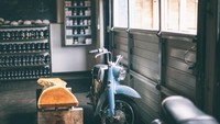 Di sudut-sudut kafe, pengunjung disuguhkan dengan pajangan motor tua yang klasik dan terawat. bangku kayu dan botol-botol kopi cold brewed menambah aksen kedai kopi. Foto: Istimewa