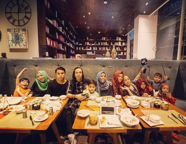 Ini 3 Saudara Asal Indonesia yang Sukses Jual Keripik hingga Gaya Keren Suzy Saat Makan