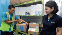 Senior Vice President (SVP) Operations dan Product Management Blibli.com Lisa Widodo, menyaksikan proses pengepakan dan pengiriman makanan beku (frozen food) menggunakan jasa kurir, di warehouse, di Jakarta, Rabu (2/5). Foto: dok. Blibli