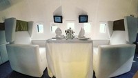 Meski baru dibuka tapi antusiasme pengunjung sudah membludak. Sebelum datang, intip dulu bagian interiornya. Seperti ini nih tempat makan para pengunjungnya. Mewah ya! Foto: instagram @planeinthecity