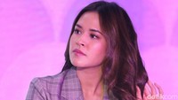 Sesekali Raisa memainkan rambutnya yang punya gaya baru. Foto: Ismail/detikHOT