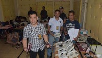 Barang bukti telepon yang disita dari lokasi penangkapan WN Tiongkok pelaku penipuan siber. Kini ke-103 WN Tiongkok itu bersama 11 WNI diperiksa di Mapolda Bali.