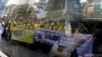Aksi ini berlangsung dari siang hingga sore.