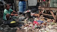Seorang warga di pemukiman kumuh di pinggir Waduk Pluit, Penjaringan, Jakarta Utara, tampak sedang mencuci perabotan rumah tangga.