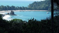 Bahkan, pemandangannya juga ada laut biru yang cantik (Costa Verde)