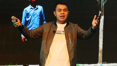 Aksi Tulus di Atas Panggung