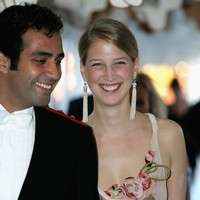 Kita berenang bugil di kolam renang Ratu Elizabeth di Istana Buckingham. Kita menggunakan MDMA (sejenis narkoba) di Windsor Castle, ungkap Aatish di artikel Vanity Fair. Gabriella dan Atish berpacaran selama tiga tahun dari 2003 sampai 2006.  Foto: Getty Images