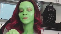 Yang baru-baru ini, ia juga mendapatkan peran sebagai Gamora di film The Avengers: Infinity War setelah sebelumnya berperan dengan karakter yang sama di film Guardians of the Galaxy. (Foto: Instagram/zoesaldana)