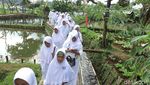 Foto: Ritual Membersihkan Diri di Ciamis