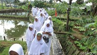 Selain ziarah, dalam tradisi Nyepuh ini juga dilakukan penanaman bibit pohon. Tujuannya sebagai bentuk kepedulian memelihara dan melestarikan alam. Agar seterusnya bisa diwariskan untuk anak cucu (Dadang Hermansyah/detikTravel)