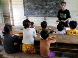 Guru SD Suku Pedalaman di Riau Hanya Digaji Rp 500 Ribu/Bulan
