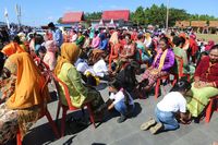 Setelah ritual, kaki sang ibu pun dibilas dan dicium (dok Pemkab Halmahera Barat) 