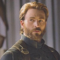 Diperankan aktor Chris Evans, Captain America muncul dengan penampilan baru. Tak lagi memakai topeng, Sang Kapten tampil berkumis dan berjenggot tebal. Rambutnya pun dibiarkan gondrong. Foto: Istimewa