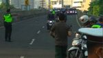 Ini Para Pemotor Nakal Hindari Razia yang Mirip Pasukan Siap Perang