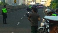 Walaupun sudah sering dilakukan razia, pemotor nakal belum saja kapok untuk melintas di Jalan Layang Non-Tol (JLNT). Terlihat dalam foto-foto yang diunggah akun Twitter milik TMC Polda Metro Jaya. Foto: Twitter