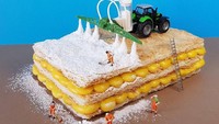 Pastry yang satu ini seolah berselimut salju sehingga terdapat miniatur mobil pembersih salju di jalan dan beberapa pekerja yang membersihkan salju. Padahal itu hanya gula halus.  Foto: Instagram @idolcidigulliver