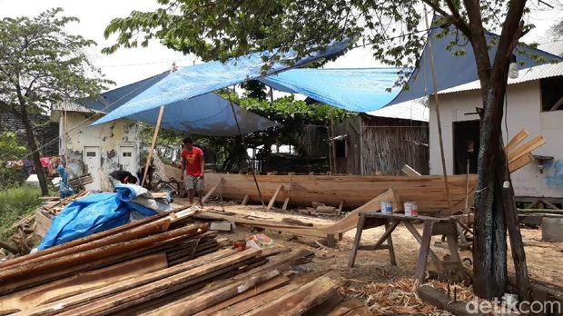Penasaran dengan Pembuat Perahu di Pasuruan? Yuk Intip Kesehariannya