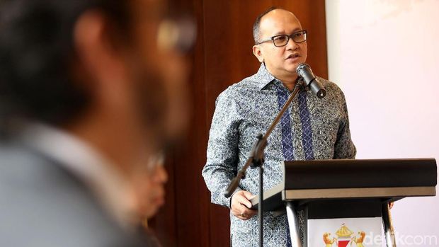 Ketua Umum Kadin Indonesia, Rosan P. Roeslani (tengah) didampingi Dubes Brasil utk Indonesia H.E. Mr. Ruben Antonio Correa Barbosa (ketiga kiri), anggota Komite Kadin untuk Brazil Igor Worang (kiri), anggota Komite Kadin Budi Handoko (kedua kiri), Ketua Kadin Bidang Hubungan Internasional Shinta Kamdani (keempat kanan), Ketua Kadin komite untuk Brasil Anderson Tanoto (ketiga kanan), Anggota Komite Kadin Chandy kusuma (kedua kanan) dan Anggota Komite Kadin Wahjudi Gunawan (kanan) berjabat tangan bersama usai pelantikan Kadin Komite Brazil di Jakarta, Rabu (2/5). Kamar Dagang dan Industri (Kadin) Indonesia melantik Kadin Indonesia Komite Brazil tersebut sebagai sebuah komitmen untuk memperkuat kemitraan strategis, ekonomi bilateral dan hubungan bisnis antara Indonesia dan Brazil.