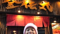 Sedang liburan ke Jepang bersama keluarga. Sky Tierra Solana terlihat sedang berpose di depan restoran ramen di Shibuya, Tokyo. Foto: Instagram @ernestprakasa