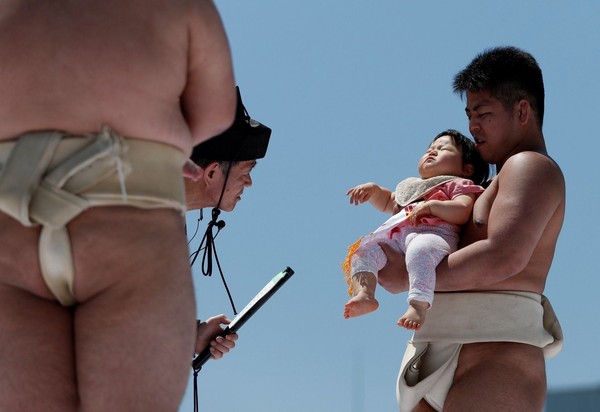 Mulai dari mengayunkan bayi ke udara, menakuti dengan topeng, atau membuat suara-suara aneh. (Reuters) Mulai dari mengayunkan bayi ke udara, menakuti dengan topeng, atau membuat suara-suara aneh. (Reuters)