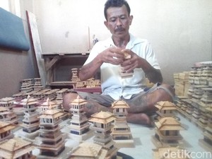Saat Limbah Kayu Disulap Jadi Miniatur Menara dan Rumah Kudus