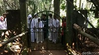 Sebelum bulan Ramadan itu juga banyak kegiatan dilakukan mulai dari membersihkan lingkungan, tempat umum, pemakaman. Jadi saat menjalankan ibadah puasa semua telah siap dan bersih. Begitu juga dengan jiwa dan raga (Dadang Hermansyah/detikTravel)