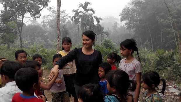 Hardiknas, Yuk Melihat Semangat Belajar Anak Suku Pedalaman di Riau