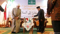 Said Aqil menyambut langsung kedatangan Imam besar Al-Azhar Ahmad Muhammad ath-Thayeb.